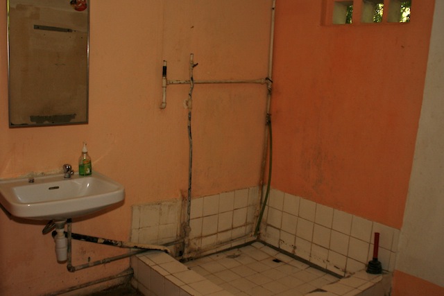 bathroombefore1